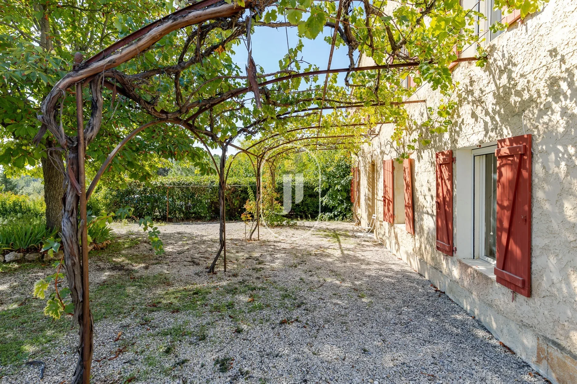Exterior photo 4