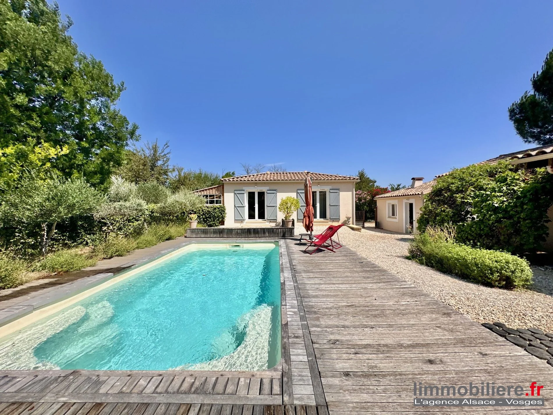 Exterior photo 5