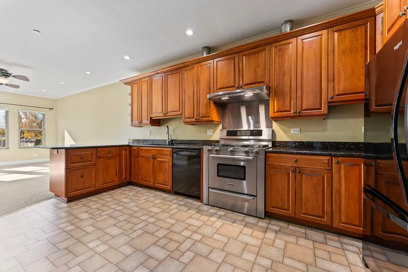 5533 LINCOLN Avenue, Morton Grove, Illinois, United States. - Photo 27