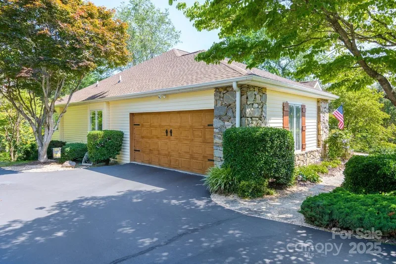 100 Bayberry Way, Hendersonville, NC 28739, Laurel Park, North Carolina, United States. - Photo 6