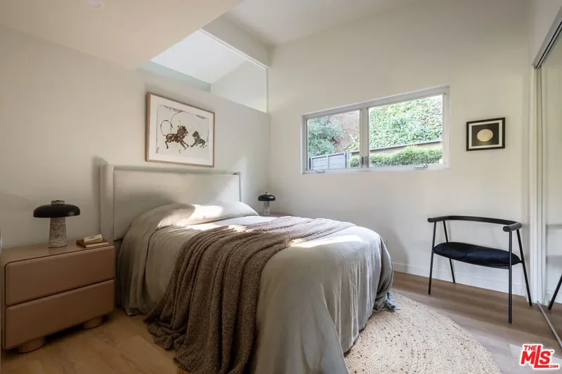 5661 Spreading Oak Drive, Los Angeles, California, United States. - Photo 23