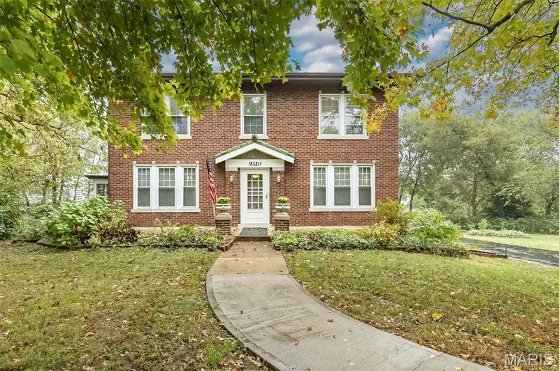 Single Family Residence in Sunset Hills
