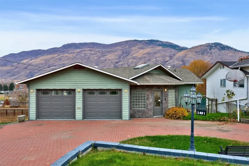 Level-Entry Home On Desirable Lot With Mountain Views