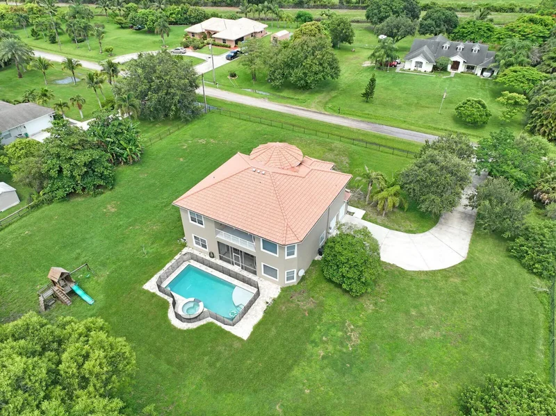 Single Family Residence in Palm Beach Gardens