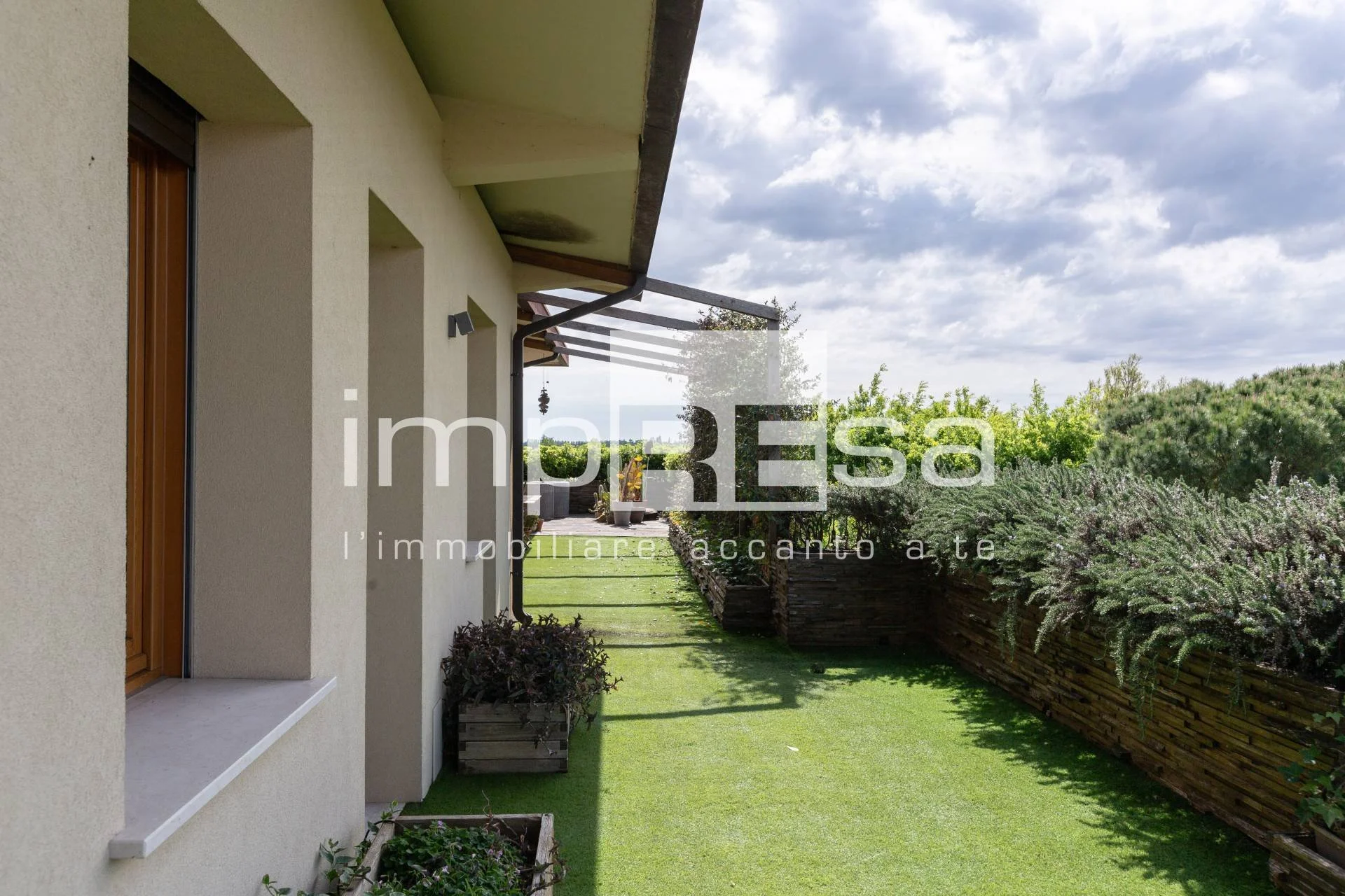 Exterior photo 5