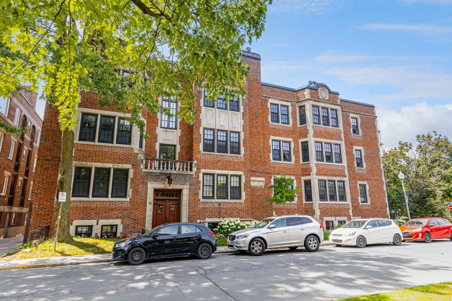 Exterior photo 6