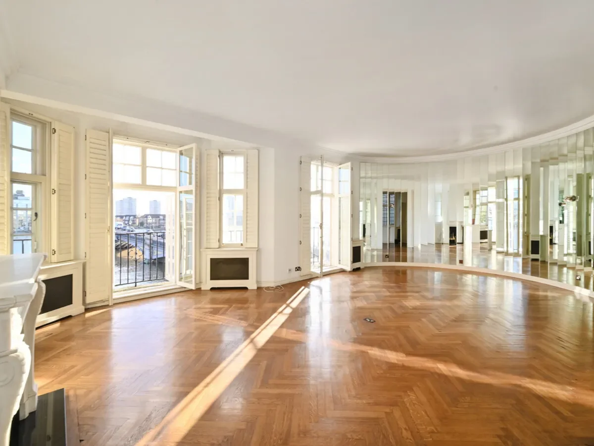 An Elegant 3-Bedroom Apartment in Prestigious Mansion Block in Old Chelsea with Far Reaching River V