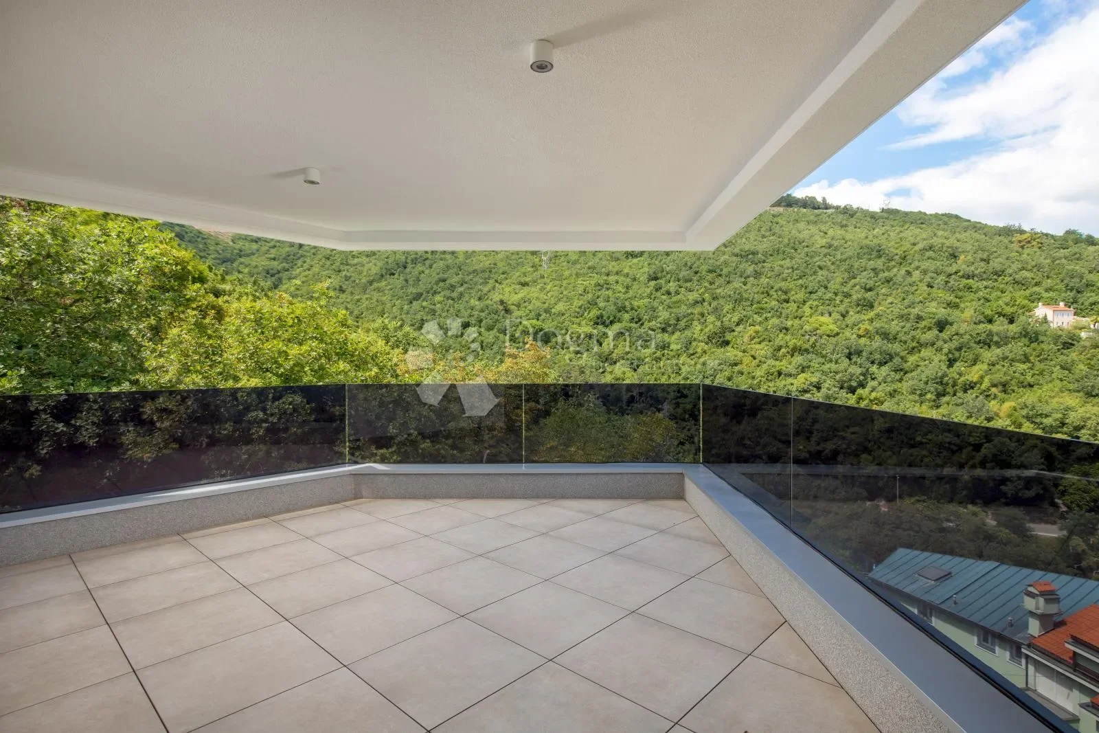 Exterior photo 5