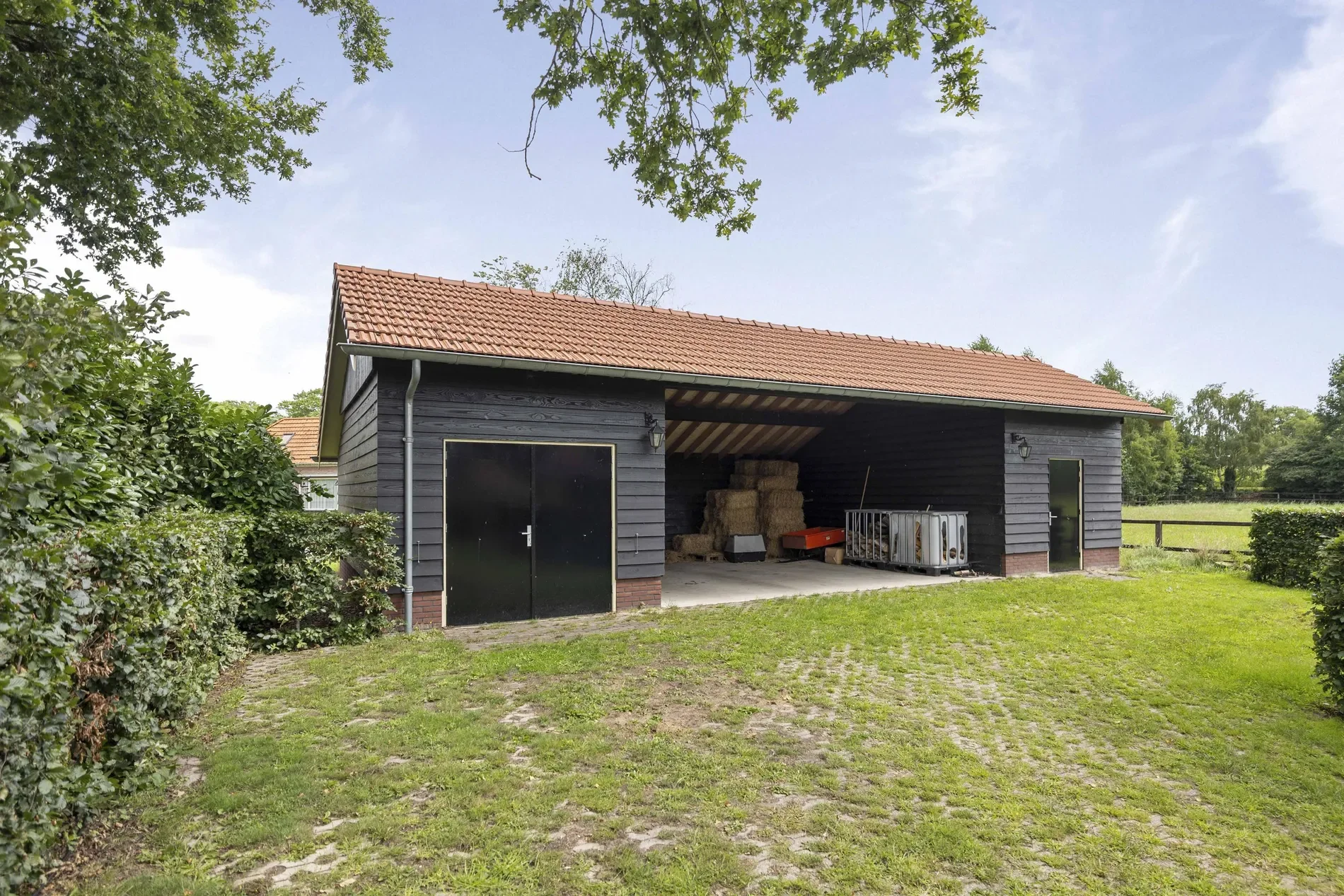 Exterior photo 10