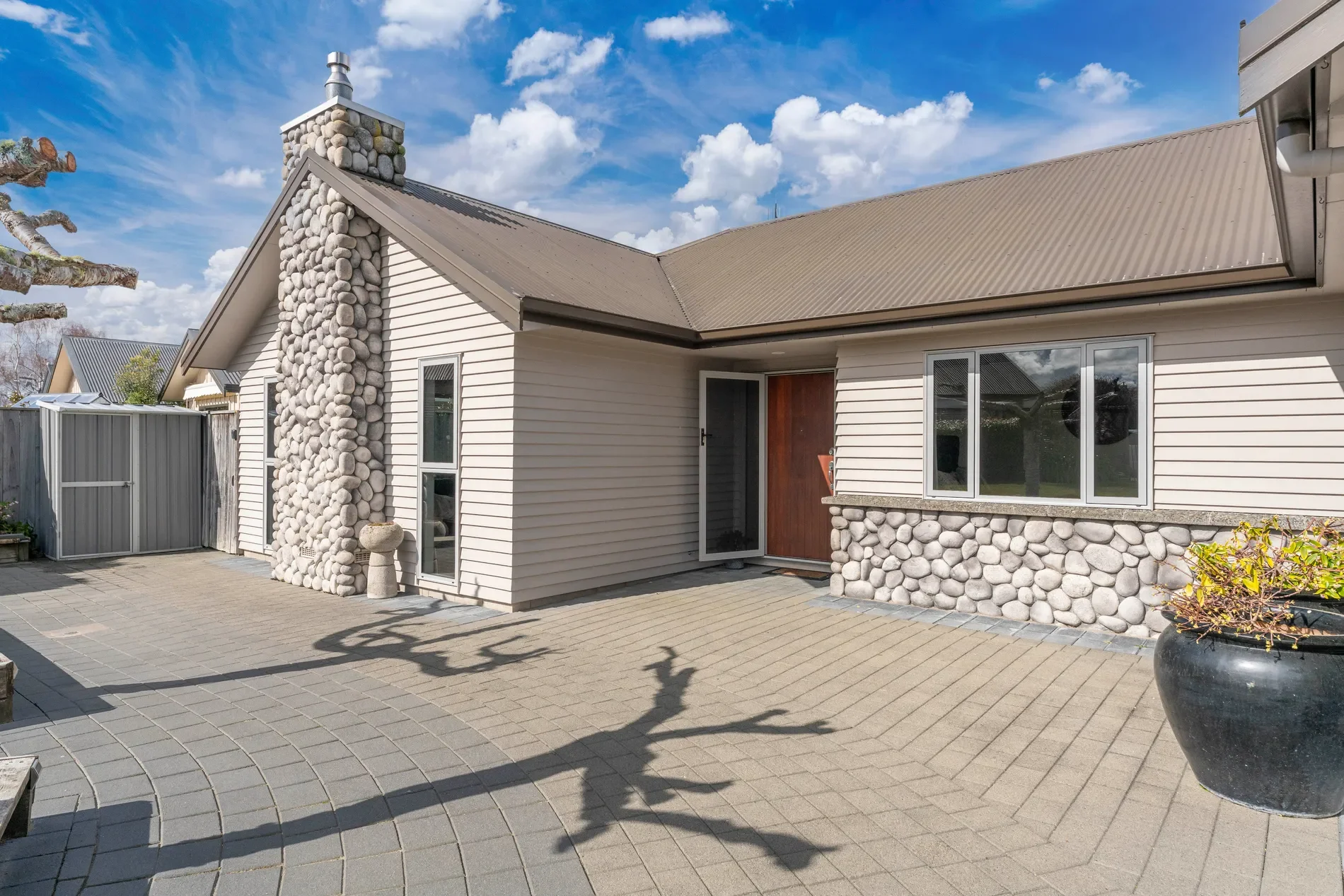 Exterior photo 2