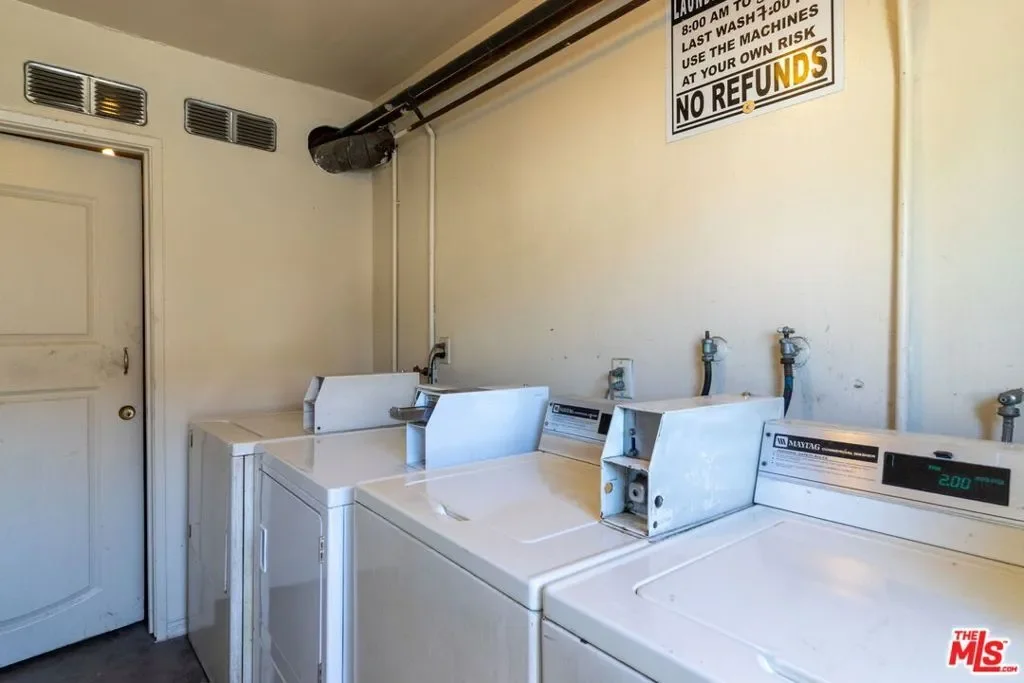 820 -824 W 95th Street, Los Angeles, California, United States. - Photo 13