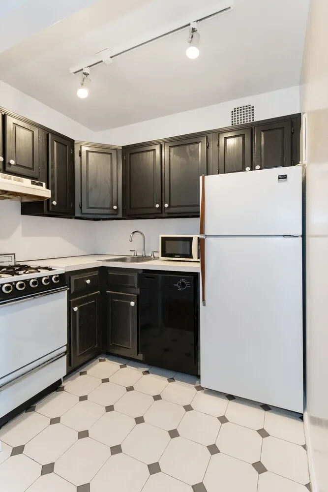 The Chesterfield, 186 W 80TH ST, New York, New York, United States. - Hero Image