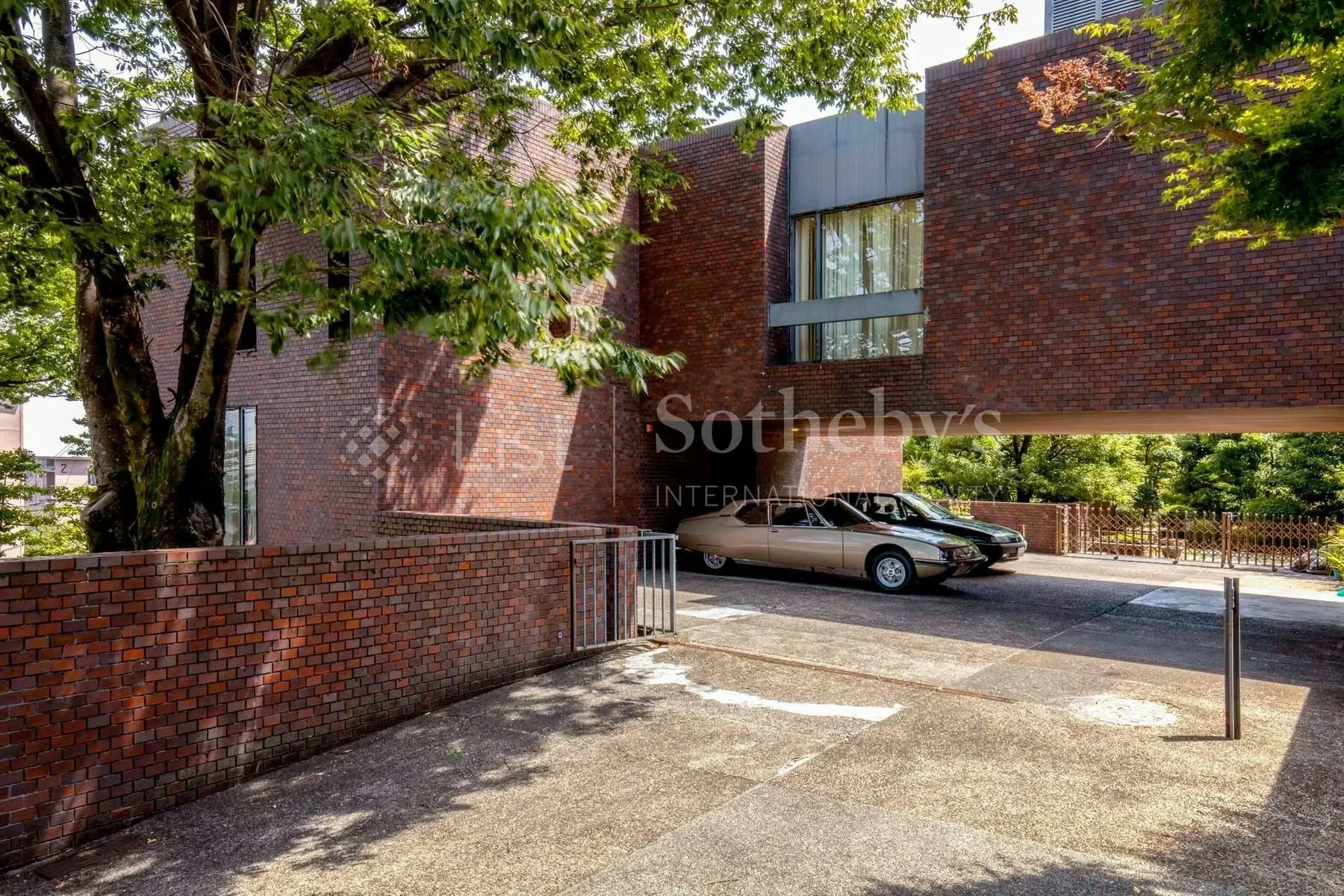 Exterior photo 4