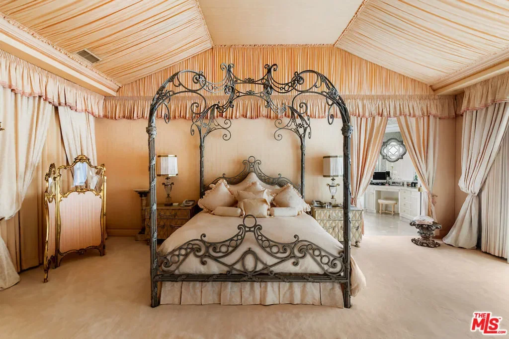 10275 Century Woods Drive, Los Angeles, California, United States. - Photo 26