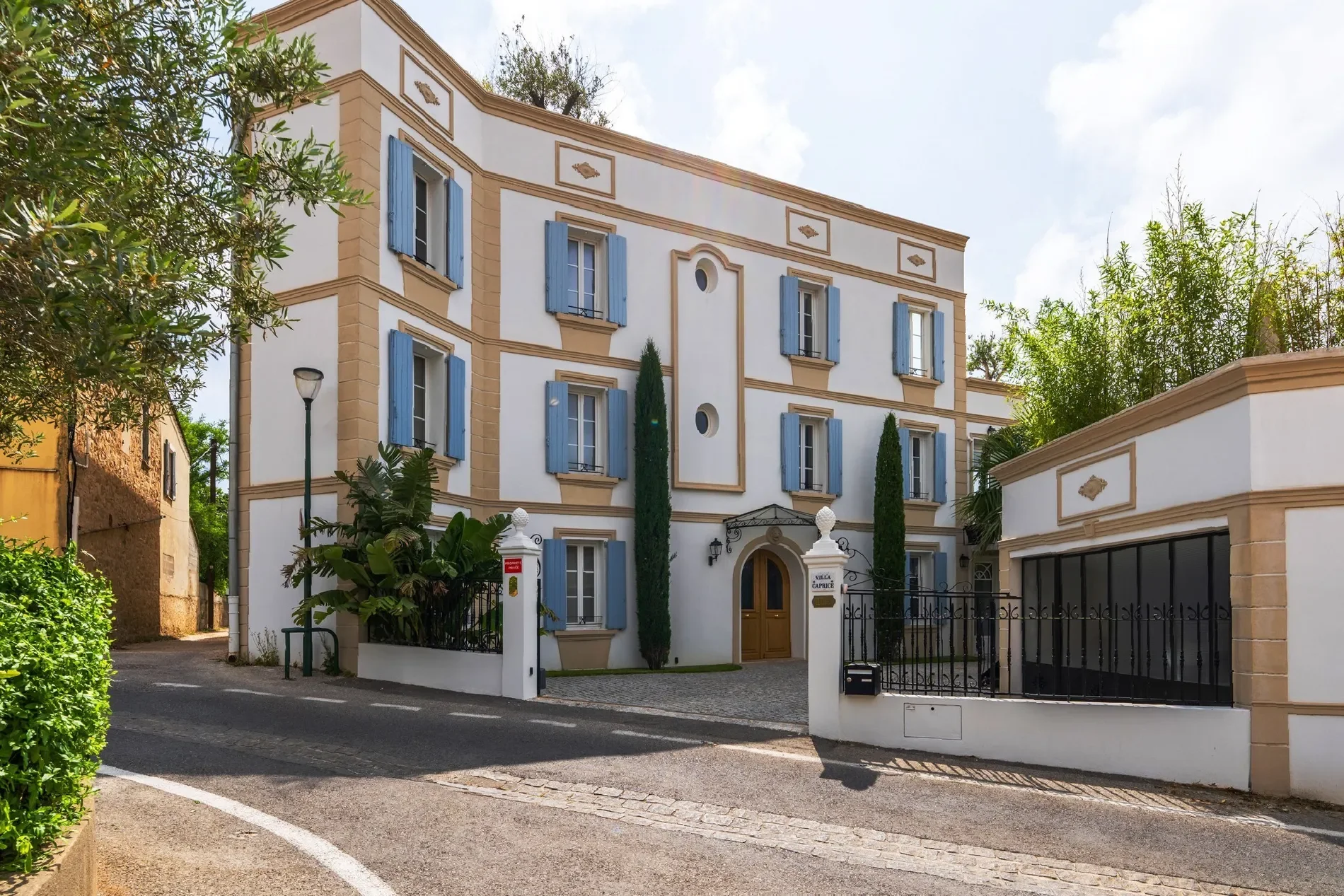 Exterior photo 3