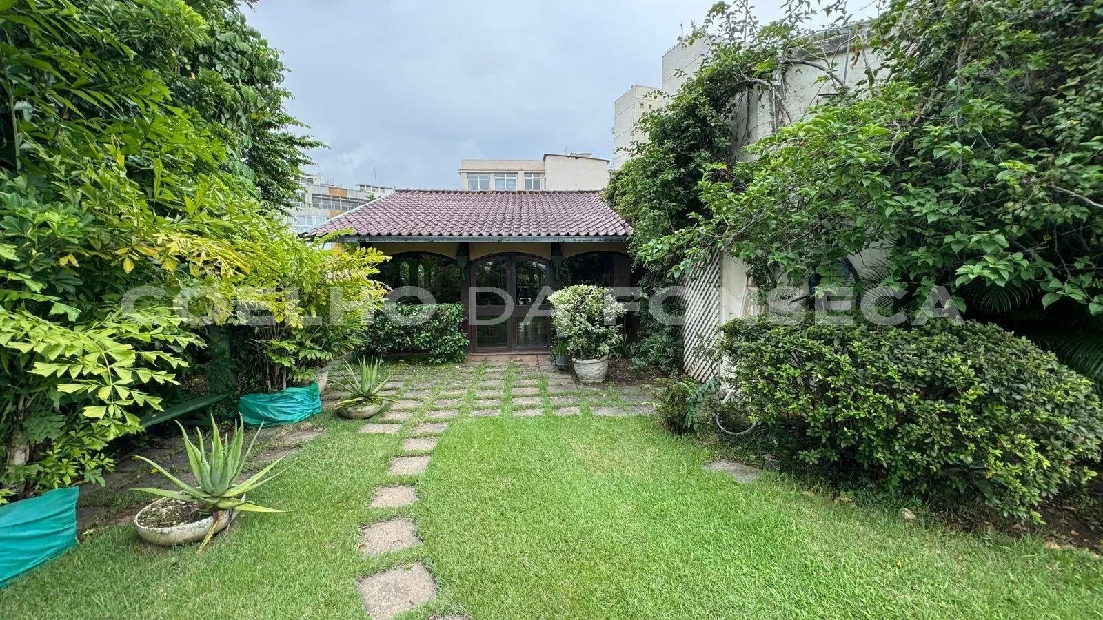Exterior photo 6
