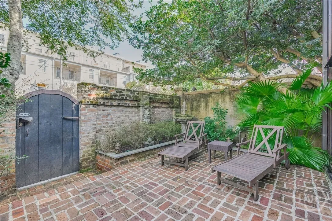 Exterior photo 4
