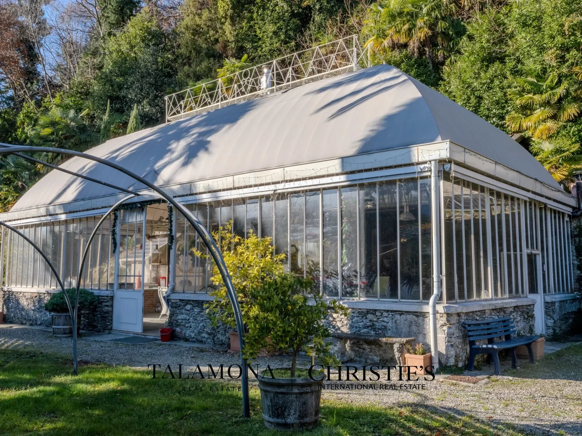 Exterior photo 9