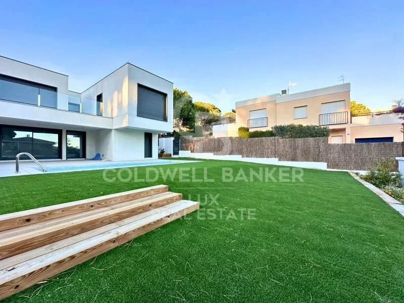 Luxury villa with sea view in Llançà, new construction