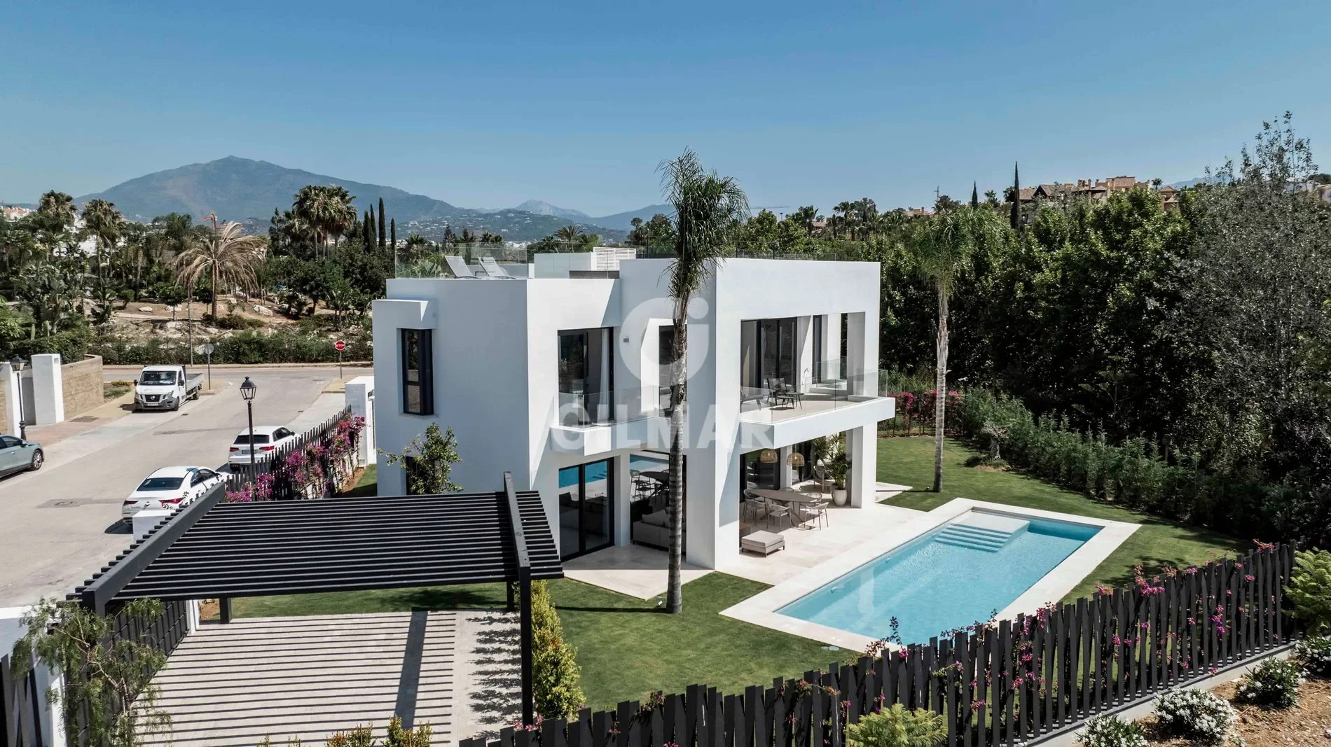 Exterior photo 2