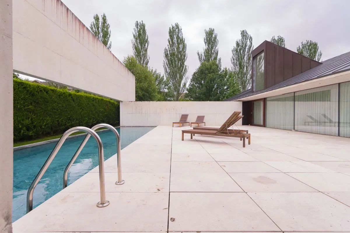 Exterior photo 5