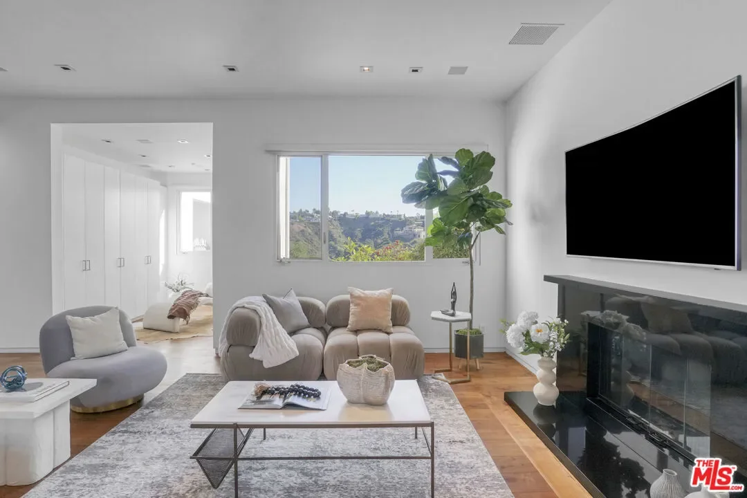 1116 Linda Flora Dr, Los Angeles, California, United States. - Photo 15