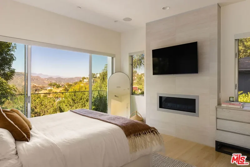 7350 Pacific View Drive, Los Angeles, California, United States. - Photo 13