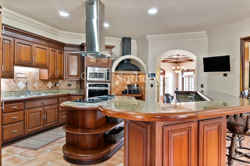Colonial Estate With Tennis Court On 7 Acres