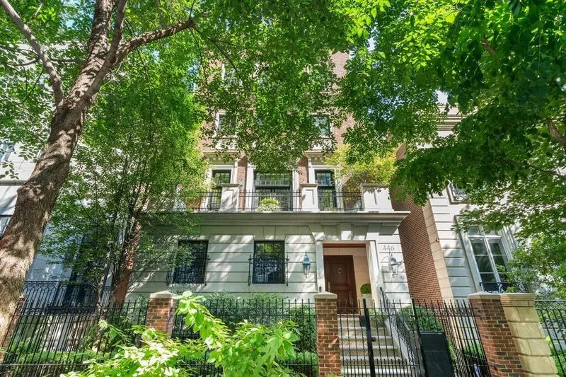 masterfully designed residence in Heart of city