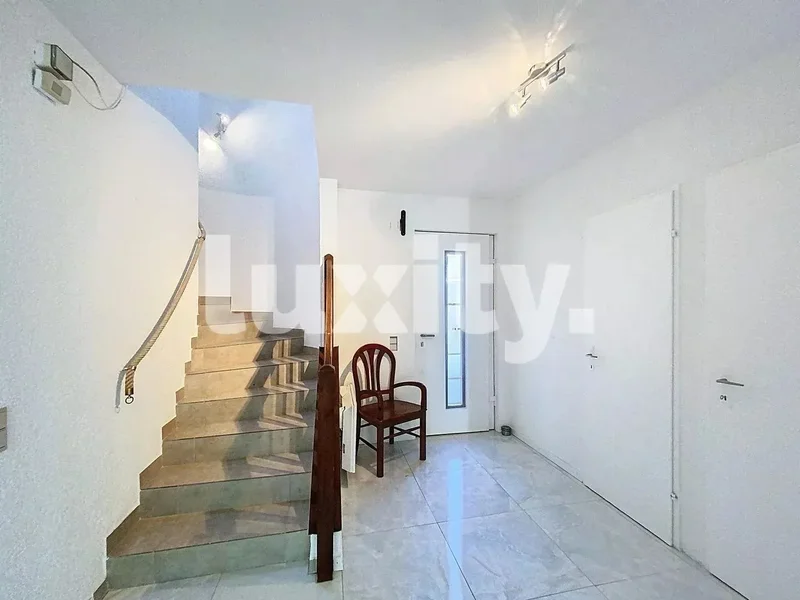 Elegant villa with large garden and private studio, a haven of tranquility.
