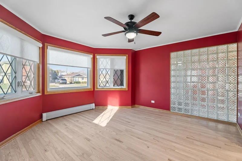 6013 N Emerson Street, Des Plaines, Illinois, United States. - Photo 11