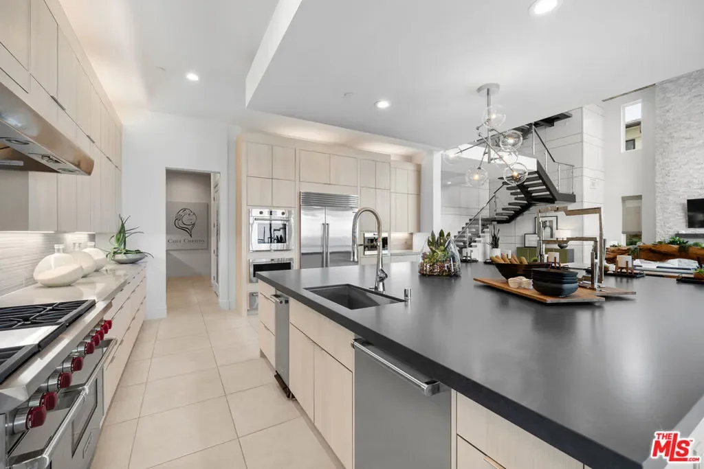 20378 W Marlow Lane, Los Angeles, California, United States. - Photo 19