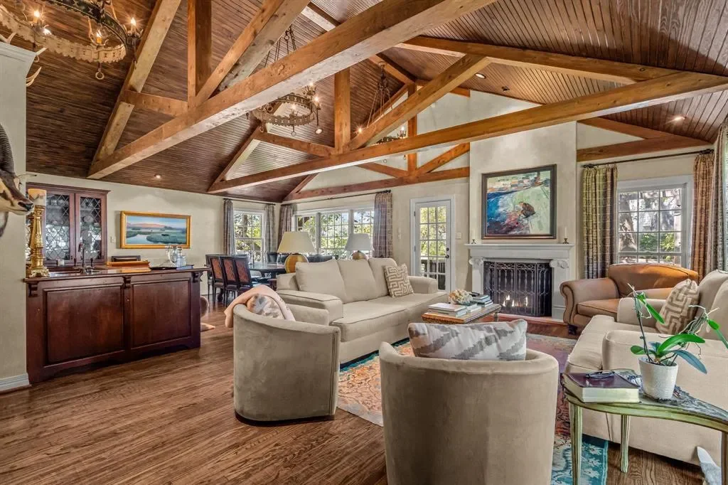425 Crestwood Drive, Fort Worth, Texas, United States. - Hero Image