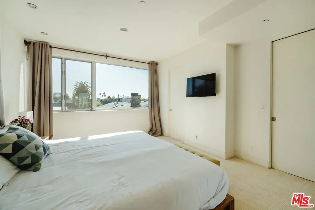 302 S Venice Boulevard, Los Angeles, California, United States. - Photo 25