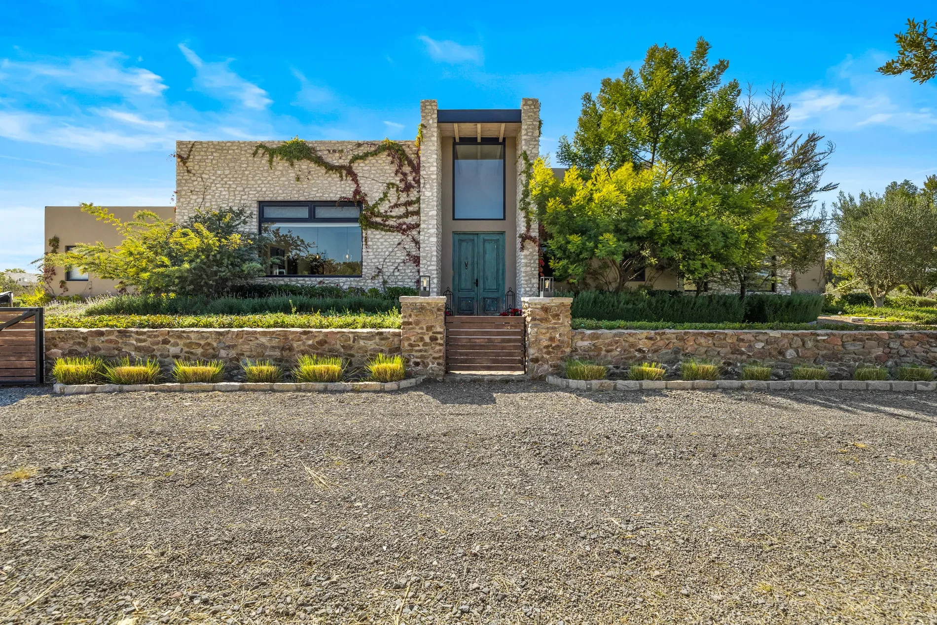 Exterior photo 3