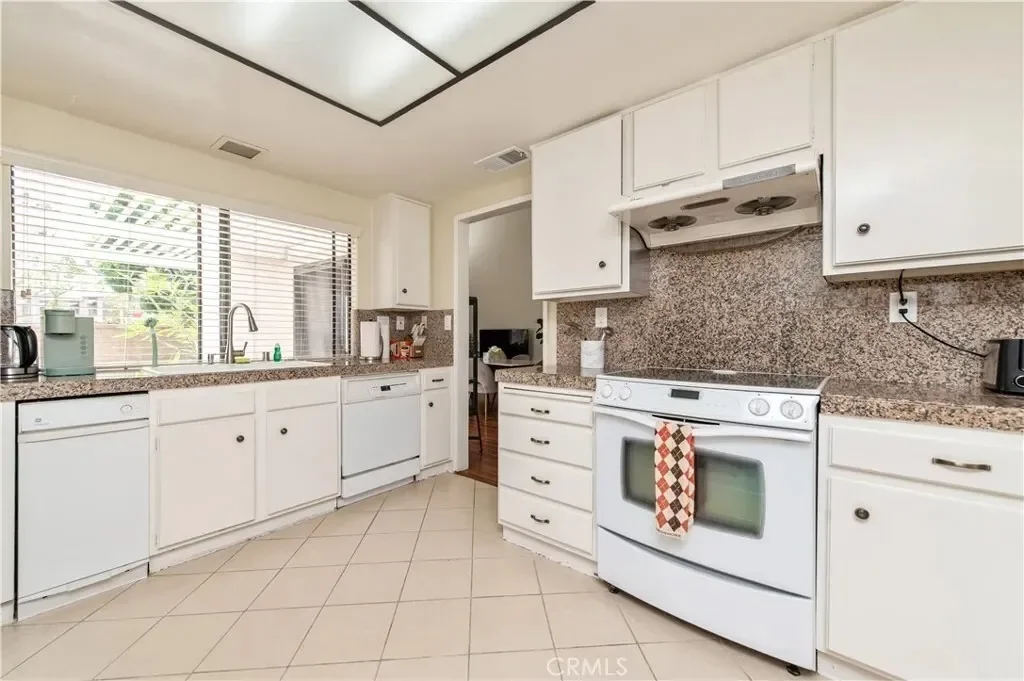 9 Morena 28, Irvine, California, United States. - Photo 14