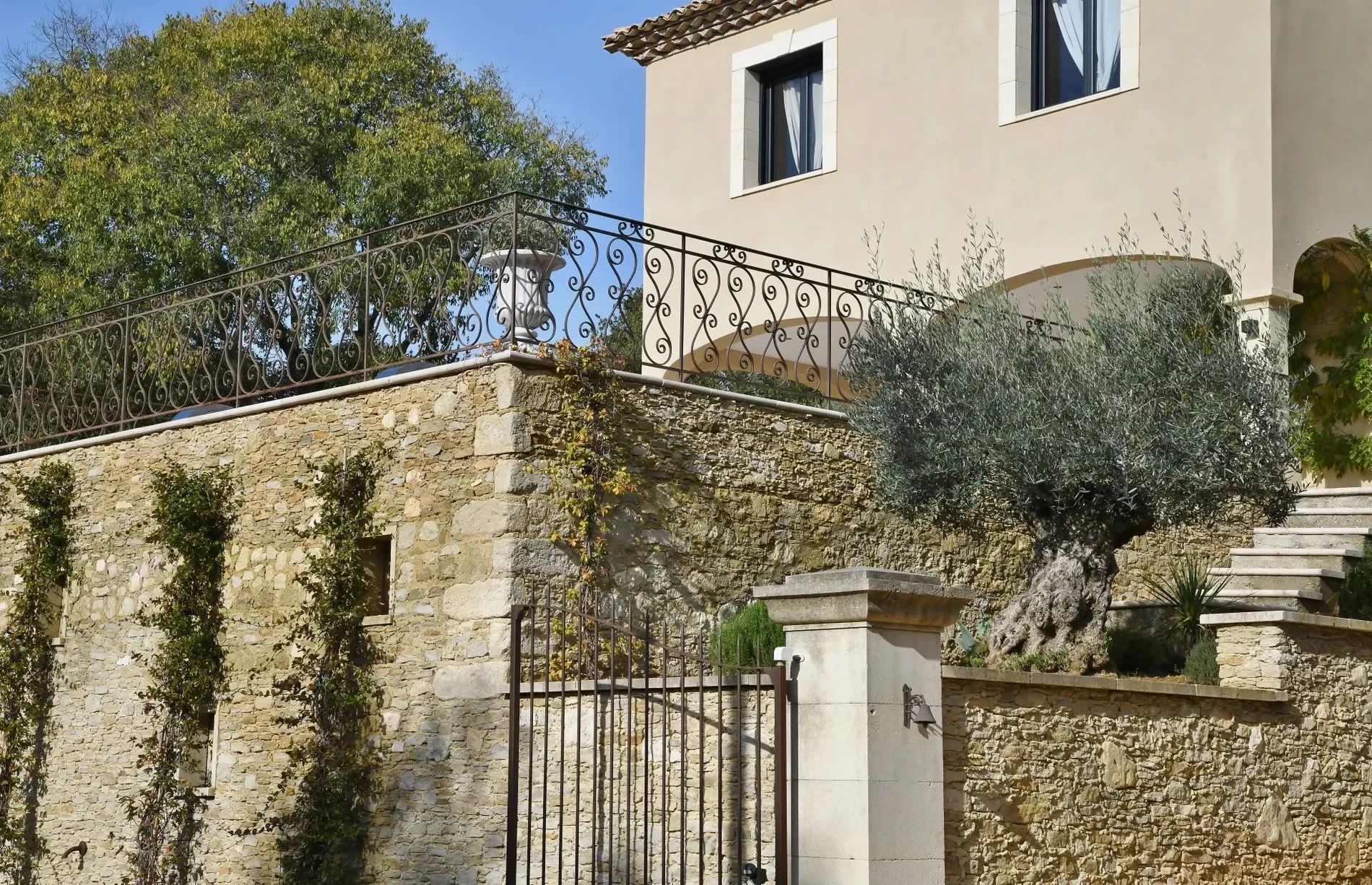 Exterior photo 6