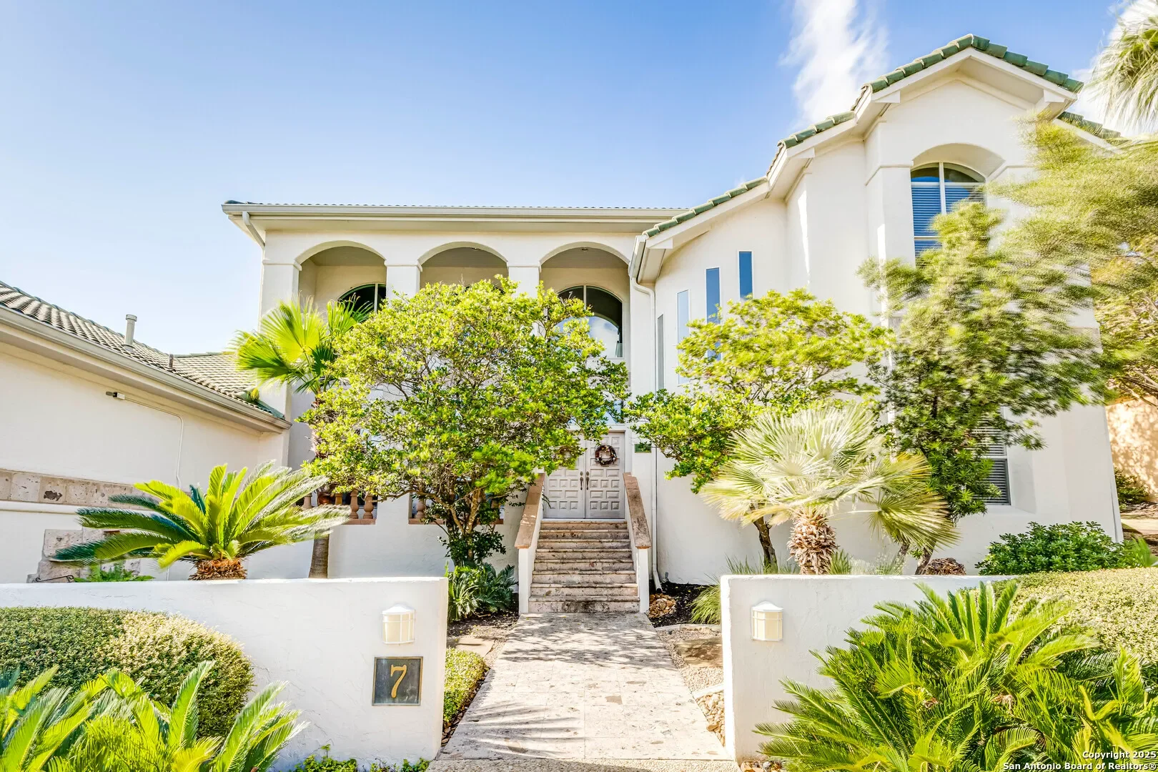 Exterior photo 2