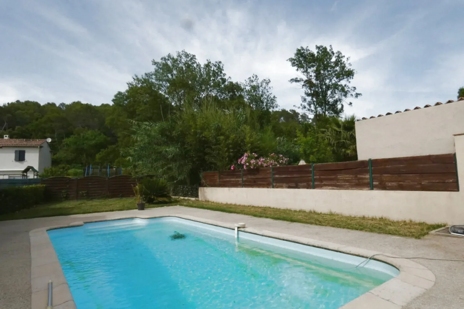 Exterior photo 2