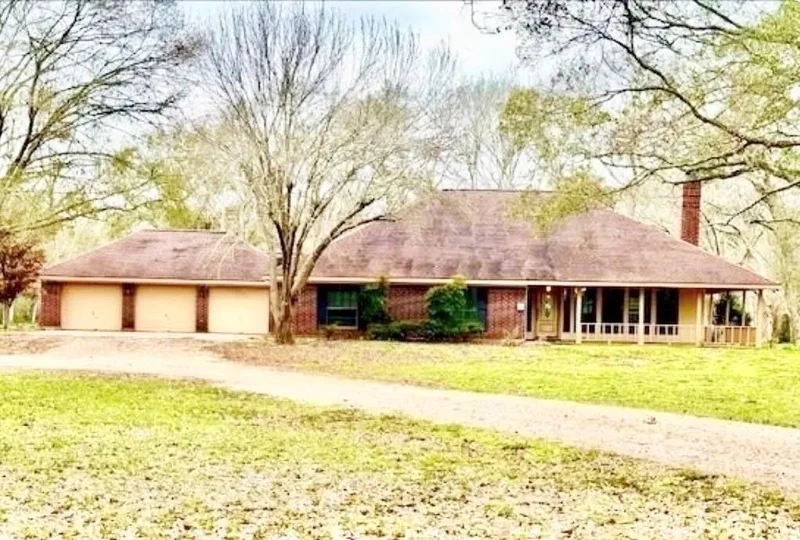 Single Family Residence in Angleton
