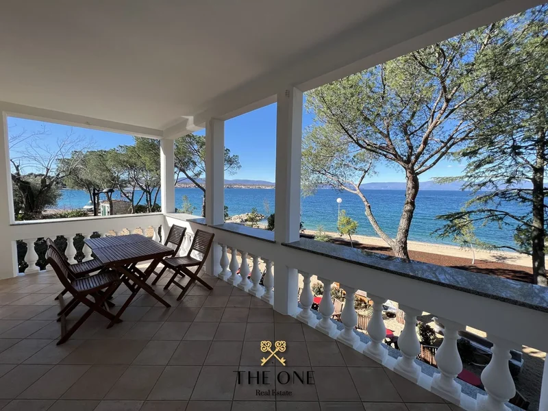 Waterfront apartment in Malinska