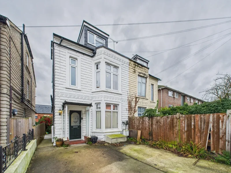 Queens Road, High Wycombe, Buckinghamshire, HP13 6AQ, High Wycombe, England, United Kingdom. - Photo 1