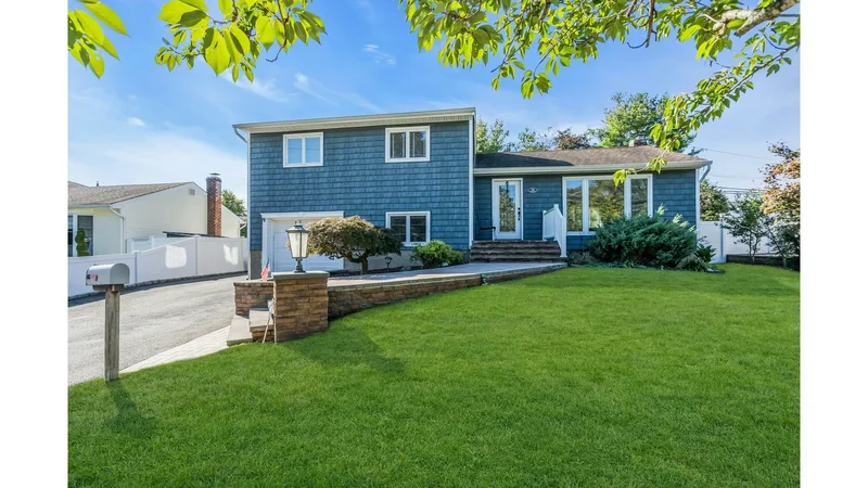 18 Haypath Road, Bethpage, New York, United States. - Photo 14