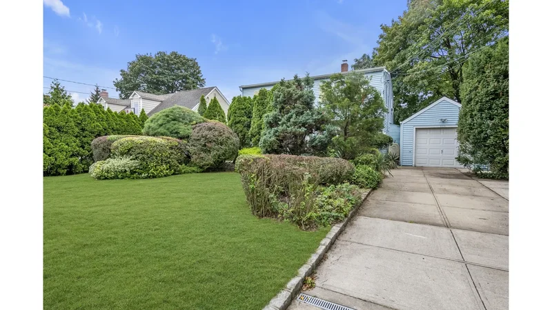 253 Raff Avenue - Carle Place, New York