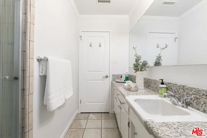 2415 8th Avenue, Los Angeles, California, United States. - Photo 36
