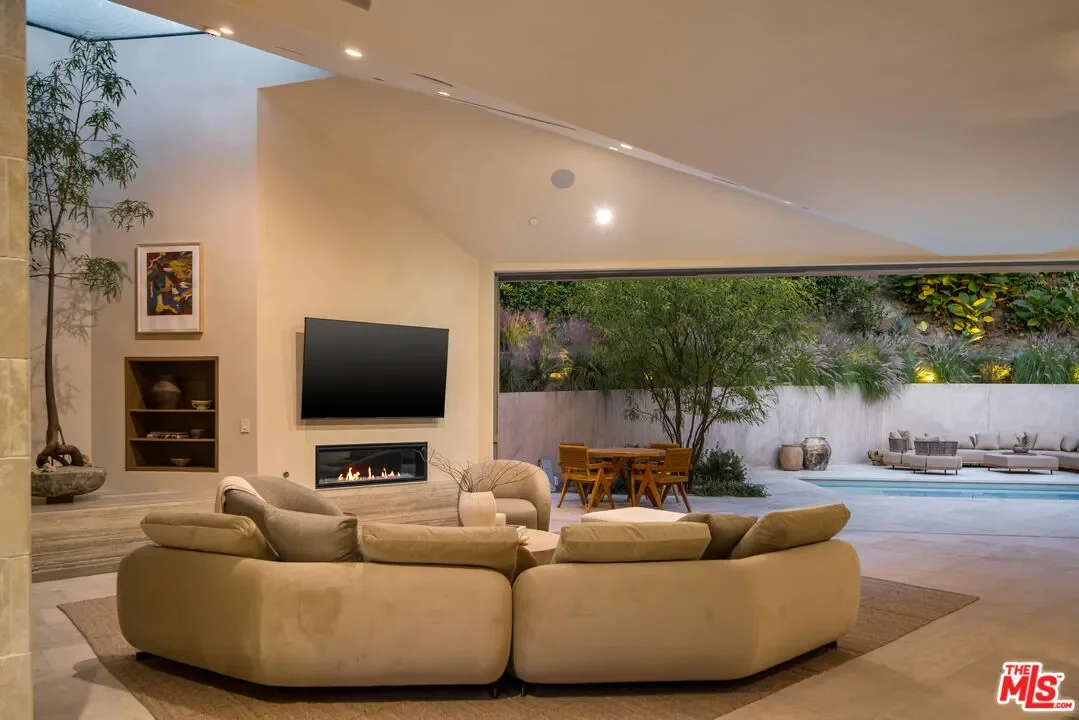 1600 Rising Glen Rd, Los Angeles, California, United States. - Photo 18