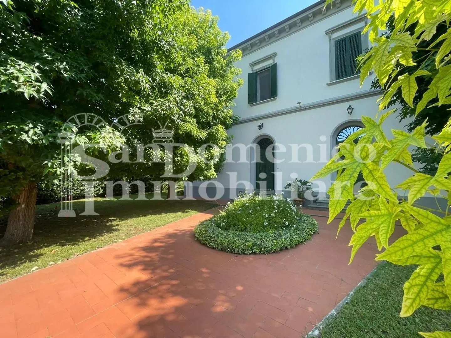 Exterior photo 1