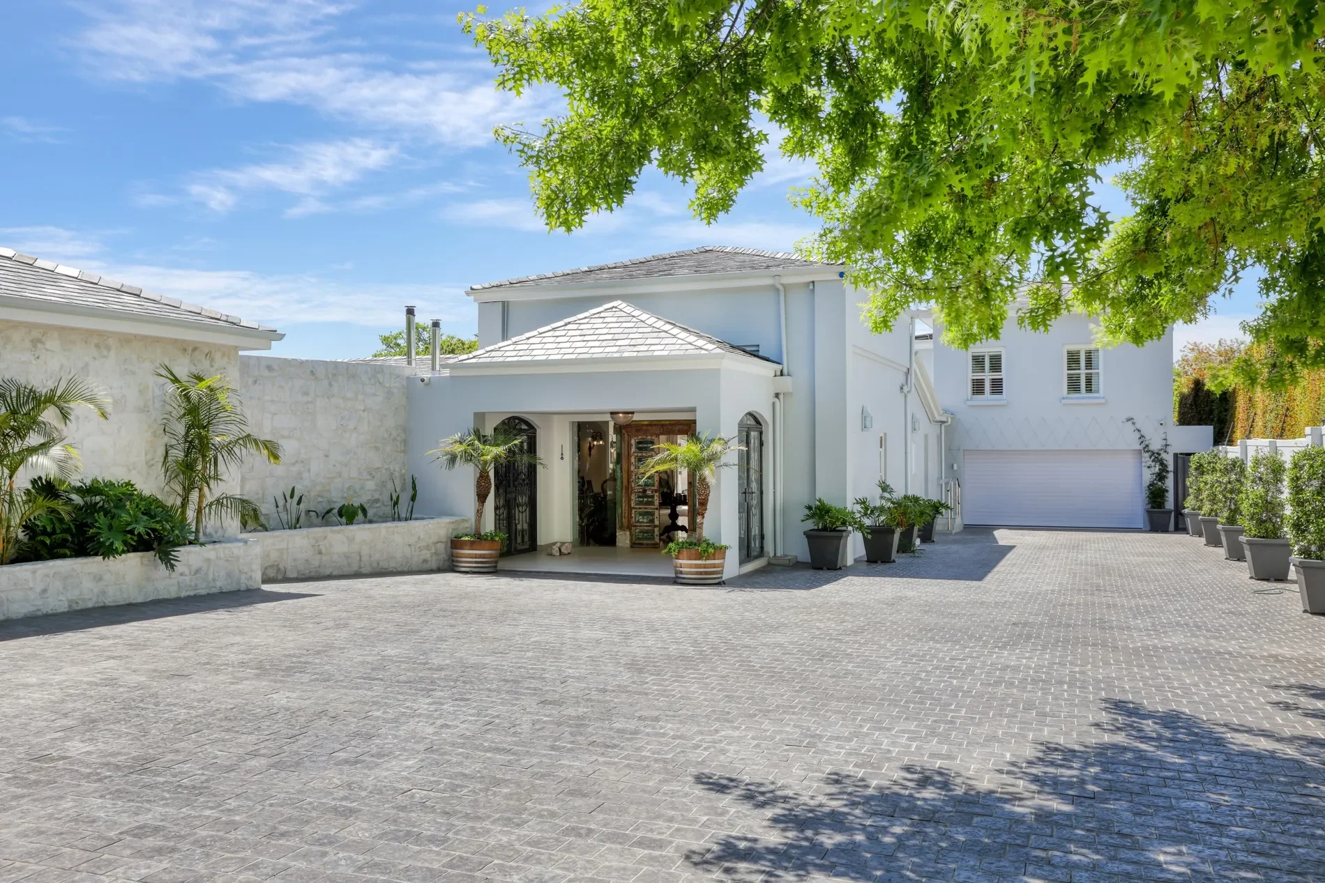 Exterior photo 3