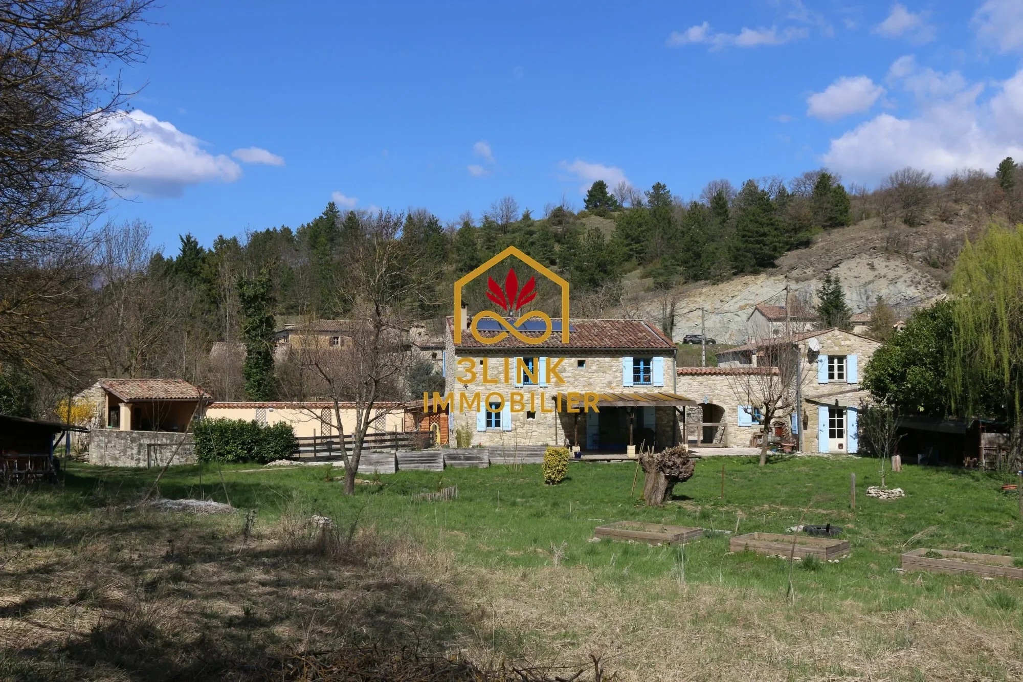 Exterior photo 3