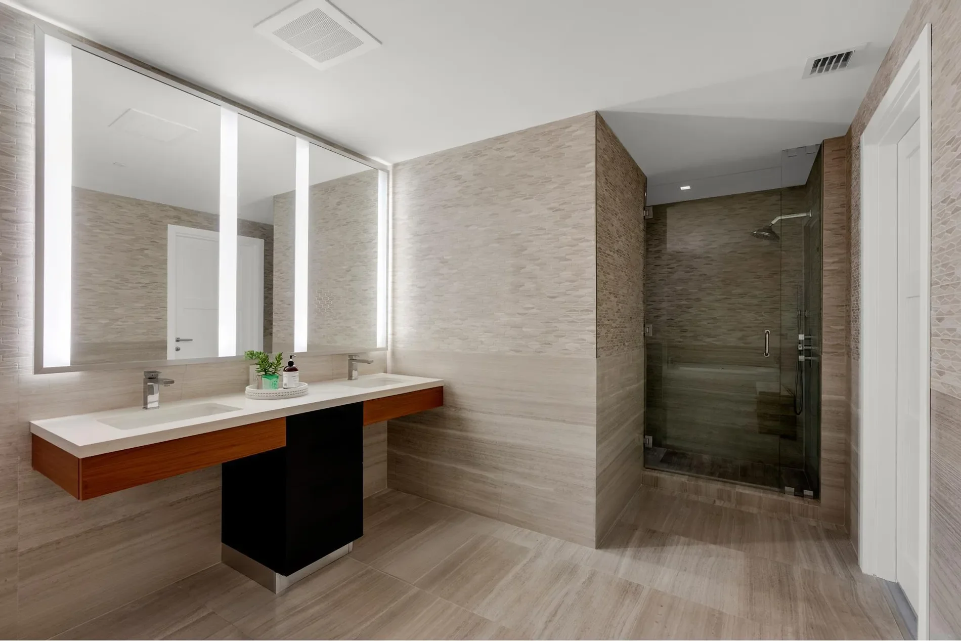 1 Collins Ave, Miami Beach, Florida, United States. - Photo 9